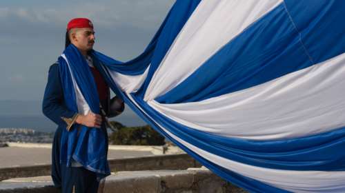 25η Μαρτίου: Δέος και συγκίνηση στην έπαρση της σημαίας στον Ιερό Βράχο της Ακρόπολης [εικόνες - βίντεο]