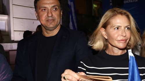 Η διαφορετική καθημερινότητα της Τζένης Μπαλατσινού στην Πάτμο: Μαζεύει τομάτες και αβγά μαζί με τον γιο της