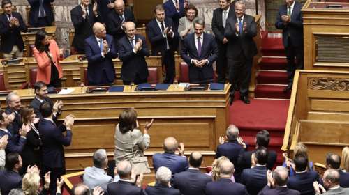 Με 158 ψήφους, η νέα κυβέρνηση εξασφάλισε τη &quot;δεδηλωμένη&quot; - Τα &quot;ναι&quot; και τα &quot;όχι&quot; - Η πρώτη μεταρρύθμιση