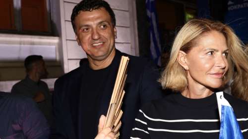 Η αυλή της Τζένης Μπαλατσινού στην Πάτμο είναι βγαλμένη από καρτ ποστάλ