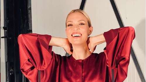 Βίκυ Καγιά: Εκθαμβωτική στην παραλία με μαγιό και oversized ζακέτα