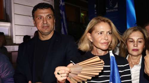 Τζένη Μπαλατσινού: Με μαρινιέρα και ψηλόμεσο τζιν στην Αθήνα με τον Βασίλη Κικίλια