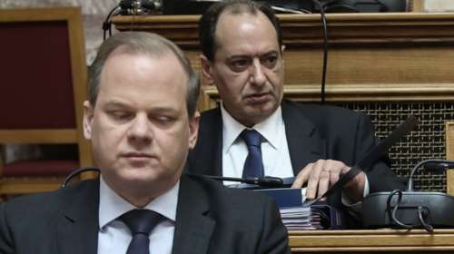 Το Politico καρφώνει την κυβέρνηση για τα Τέμπη: Είπε &quot;όχι&quot; στην Ευρωπαϊκή Εισαγγελία για παραπομπή Καραμανλή - Σπίρτζη