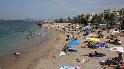 Οι πολίτες ψήφισαν... βουτιές και ξαπλώστρα: Γεμάτες οι παραλίες ανήμερα των εκλογών [εικόνες-βίντεο]