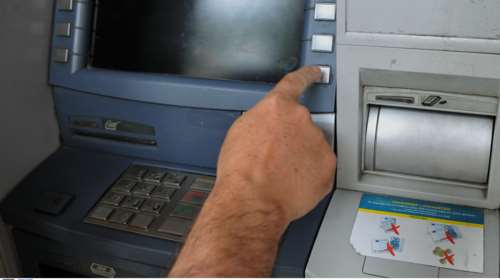 Θεσσαλονίκη: Έκλεψε την κάρτα του θείου της που νοσηλευόταν με κορονοϊό και &quot;ξάφρισε&quot; 20.000 ευρώ