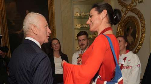 Κορυφαία Βρετανίδα αθλήτρια πήγε στο παλάτι ντυμένη βρετανική σημαία: Η συνάντηση με τον Κάρολο και το ιδιαίτερο look της