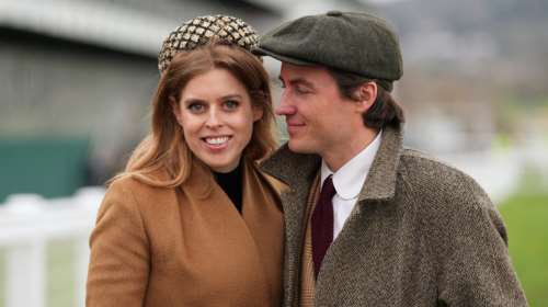 Κομψή με κάμελ η πριγκίπισσα Βεατρίκη: Το απίθανο παλτό, το pillar box hat και το βλέμμα αγάπης του Ιταλού συζύγου της