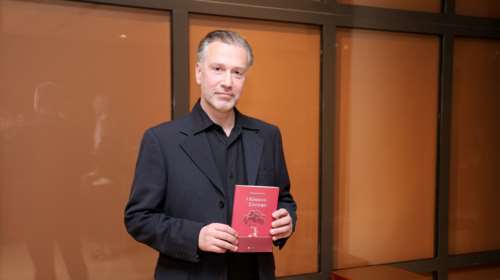 &quot;Το Κόκκινο Σύννεφο&quot;: Η παρουσιάση του βιβλίου στο Μέγαρο Μουσικής Αθηνών με ζωντανή μουσική