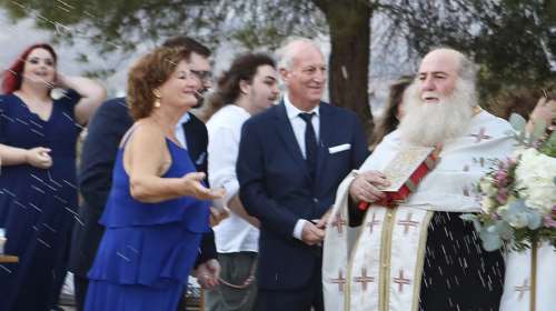 Απόστολος και Σάκης Ρουβάς: Η κούκλα μητέρα τους στον γάμο με κομψό φόρεμα με βολάν και ασημένια πέδιλα