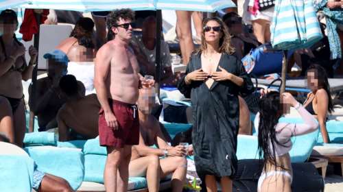 Bίκυ Καγιά: Με κοτσιδάκια και super stylish beach look στην Ίμπιζα