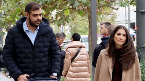 Παύλος Μαρινάκης: Βόλτα στη Βουκουρεστίου με τον γιο του και τη στιλάτη δικηγόρο σύζυγό του