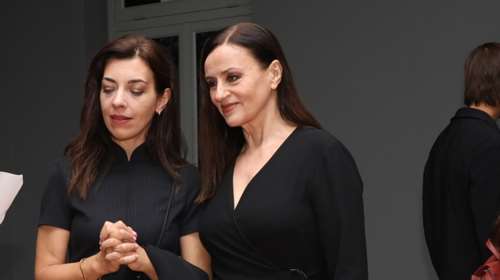 Καρυοφυλλιά Καραμπέτη: Total black και σικάτη με το πιο κομψό κρουαζέ φόρεμα και γόβες με μπαρέτα