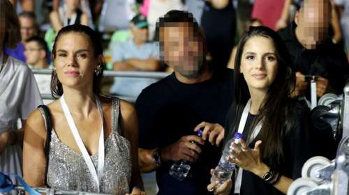 Κωνσταντίνος Αργυρός: Η Αλεξάνδρα Νίκα και η πεθερά του Μιράντα Πατέρα στη συναυλία του με παγιέτες