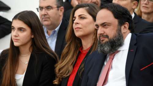 Αθανασία Μαρινάκη: Η σπάνια δημόσια εμφάνιση σε φιλανθρωπική εκδήλωση - Η δερμάτινη φούστα που συνδύασε με σακάκι και γόβες