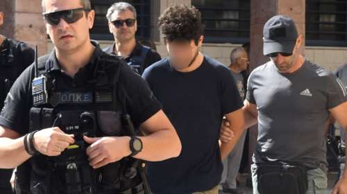 Φωτια στην Πάτρα: "Είμαι εθελοντής και όχι εμπρηστής", δήλωσε ο 25χρονος - Συνελήφθη και 21χρονος που πήγε να καταθέσει υπέρ του φίλου του