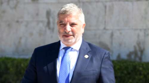 Ο Γιώργος Πατούλης φωτογραφίζεται με την νεότερη σε ηλικία πεθερά του: Γαμπρός και πεθερά μαζί σε εκδήλωση