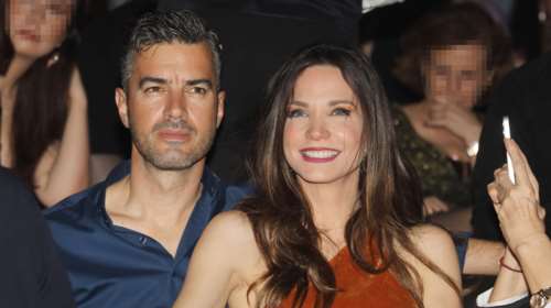 H Κατερίνα Γερονικολού με μπορντό μπικίνι και ψάθινο καπέλο