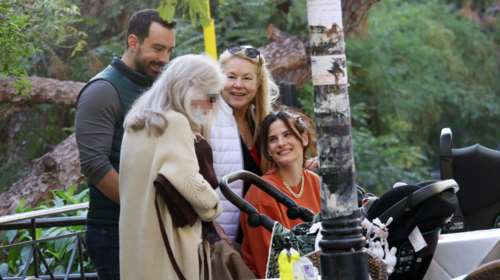 Χριστίνα Μπόμπα- Σάκης Τανιμανίδης: Οικογενειακό πάρτι στο Μπαλί - Με λουλούδι στα μαλλιά η Ματούλα Τανιμανίδη