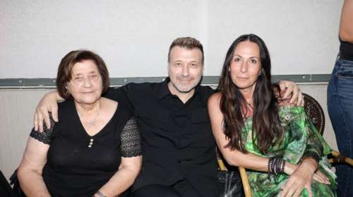 Σύσσωμη η οικογένεια....Πλούταρχου σε μία ξεχωριστή στιγμή του Γιώργου Κακοσαίου