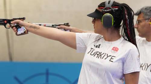 Ολυμπιακοί Αγώνες 2024: Viral o 51χρονος Τούρκος που πήρε ασημένιο στη σκοποβολή με το ένα χέρι στην τσέπη