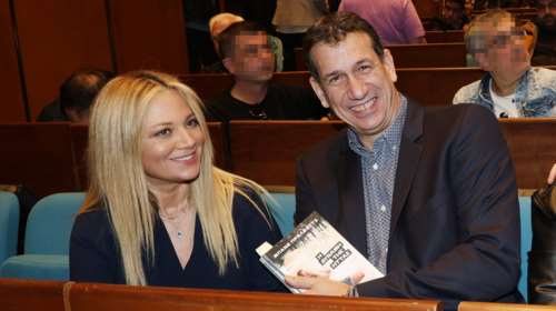 H Nάνσυ Ζαμπέτογλου με ανοιξιάτικο κοστούμι στη Βουκουρεστίου