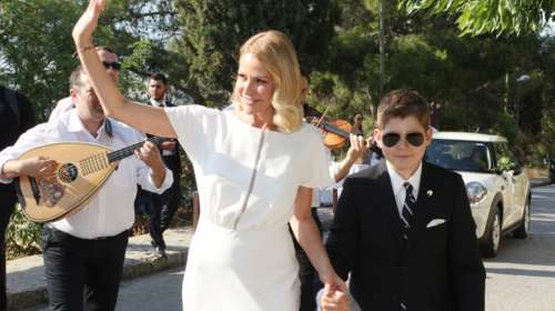 Τζένη Μπαλατσινού: Στην αποφοίτηση του Μάξιμου - Η αγκαλιά των δύο γιων της