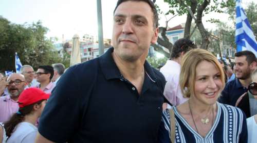 Τζένη Μπαλατσινού - Βασίλης Κικίλιας: Με τον γιο τους σε πλαζ της Σύρου