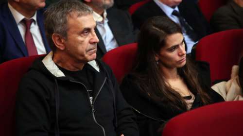 Γιώργος Νταλάρας: Η σπάνια έξοδος στο θέατρο με τα δύο εγγόνια του - Πόσο έχουν μεγαλώσει οι γιοι της κόρης του Γεωργιάννας