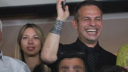 Ντέμης Νικολαΐδης: Η τούρτα έκπληξη για τα γενέθλιά του με τον &quot;λάθος&quot; αριθμό και το σχόλιο της συντρόφου του