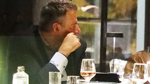 Στην καλοκαιρινή βάση του στο σπίτι του στην Τήνο ο Γιώργος Λιάγκας-  Οι εξορμήσεις του στο νησί