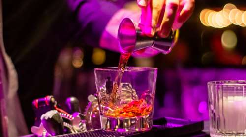 Βουλιαγμένης: &quot;Λουκέτο&quot; στο κλαμπ με τους λιπόθυμους από αλκοόλ μαθητές - Ανάκληση της άδειας από το ΔΣ του Δήμου Αθηναίων