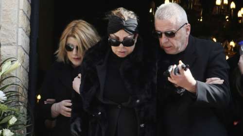 Ράκος η Άντζελα Δημητρίου στην κηδεία της μητέρας της: Αγκαλιά με την κόρη της στην εκκλησία