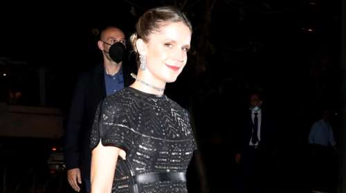 Ευγενία Νιάρχου: Η βραδινή έξοδος με απίθανο μαύρο φόρεμα και γόβες με κόσμημα στον αστράγαλο