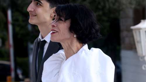 Έλενα Τοπαλίδου: Ποζάρει με λευκό ολόσωμο κορμάκι και στράπλες jumpsuit που αφήνει ακάλυπτο το στήθος της