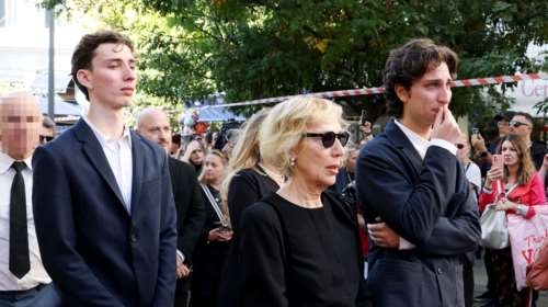 Σπάνια δημόσια εμφάνιση του εγγονού του Διονύση Σαββόπουλου