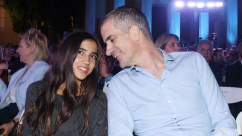 Δανάη Μπακογιάννη: Η 14χρονη μελαχρινή κόρη του Κώστα Μπακογιάννη στο κέντρο με τον πατέρα της και τη Σία Κοσιώνη