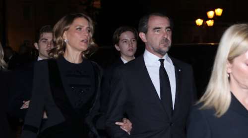 Η... άλλη Τατιάνα Μπλάτνικ: Με σκούφο, παλτό και... σαγιονάρες στη χιονοθύελλα