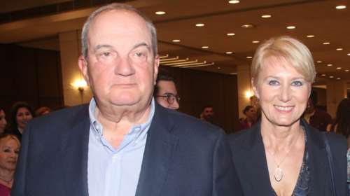 Σπάνια έξοδος για Νατάσα Παζαΐτη και Κώστα Καραμανλή: Το βραδινό look της χειρουργού με κρουαζέ φόρεμα με μεγάλο σκίσιμο