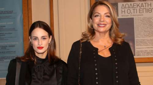 Άντζελα Γκερέκου - Μαρία Βοσκοπούλου: Κομψές στο θέατρο με total black - Τα τρουκς της μαμάς και ο φιόγκος της κόρης