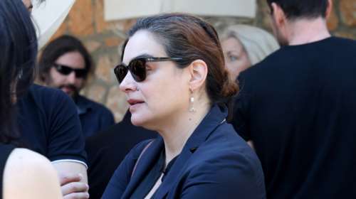 Γωγώ Μπρέμπου: Στιλάτη στο θέατρο με παλτό ψαροκόκαλο - Το συνδύασε με γαλάζιο πουκάμισο και τζιν παντελόνι