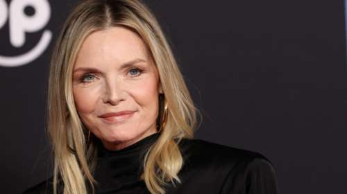 Μισέλ Φάιφερ: Η κλασάτη εμφάνιση στο κόκκινο χαλί με μάξι μαύρο φόρεμα με τονισμένους ώμους