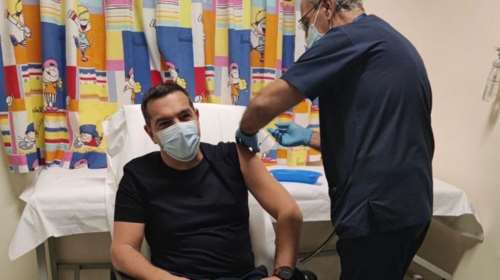 Εμβολιάστηκε με την τρίτη δόση ο Αλέξης Τσίπρας - Το μήνυμά του στο Τwitter