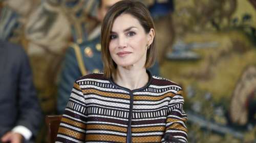 Βασίλισσα Λετίσια: Το απόλυτο ανοιξιάτικο look με έθνικ σακάκι, λευκό παντελόνι και ροζ γόβες