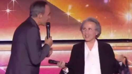 Νίκος Αλιάγας: Viral η έκπληξη της μητέρας του ζωντανά στην  εκπομπή του: &quot;Ρε μάνα τι κάνεις;&quot;