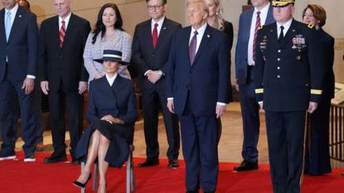 Ορκωμοσία Τραμπ: Οι αποκαλύψεις για τη Μελάνια - &quot;Την πόνεσαν τα πόδια της&quot; από την ορθοστασία με γόβες στιλέτο