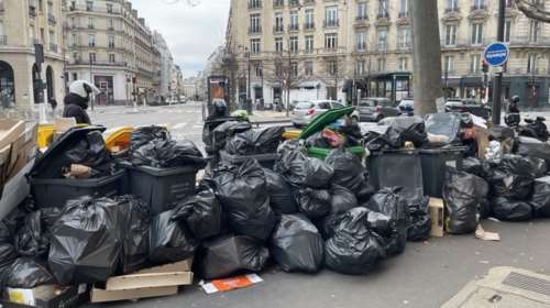 Τα σκουπίδια πνίγουν το Παρίσι λόγω απεργίας: &quot;Αηδιαστικές οι μυρωδιές&quot;