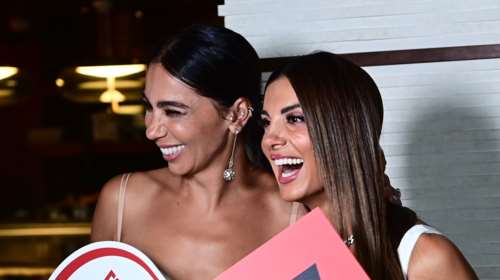 Στην Πάρο Τσιμτσιλή – Χοψονίδου: Το δείπνο με σαμπάνιες για τη νίκη της Εθνικής και το Dolce &amp; Gabbana cropped tοp της Τσιμτσιλή