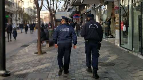 Τέλος κομπολόγια, μουστάκια, ξεκούμπωτα πουκάμισα, μακιγιάζ και παιχνίδια στα κινητά για τους αστυνομικούς