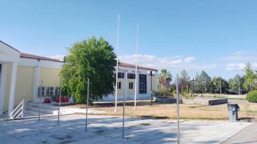 Τραγωδία στα Τέμπη: Με συρματόπλεγμα η διαμόρφωση του χώρου για τη μεγάλη δίκη [εικόνες]