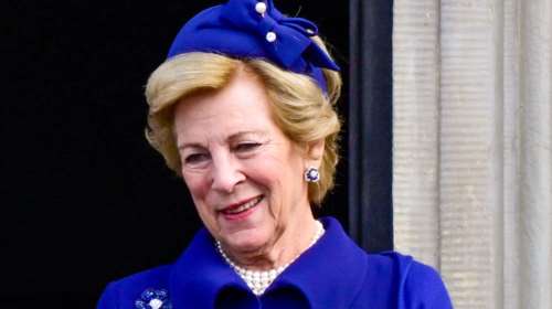 Άννα Μαρία: Στο θέατρο Παλλάς με coat dress Celia Kritharioti - Το πρωτόκολλο και ο τρόπος που το φόρεσε στη στέψη του Καρόλου